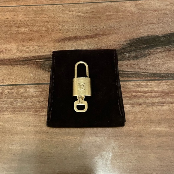 🖤🖤LV GOLD Lock & Key🖤🖤 - Picture 3 of 4